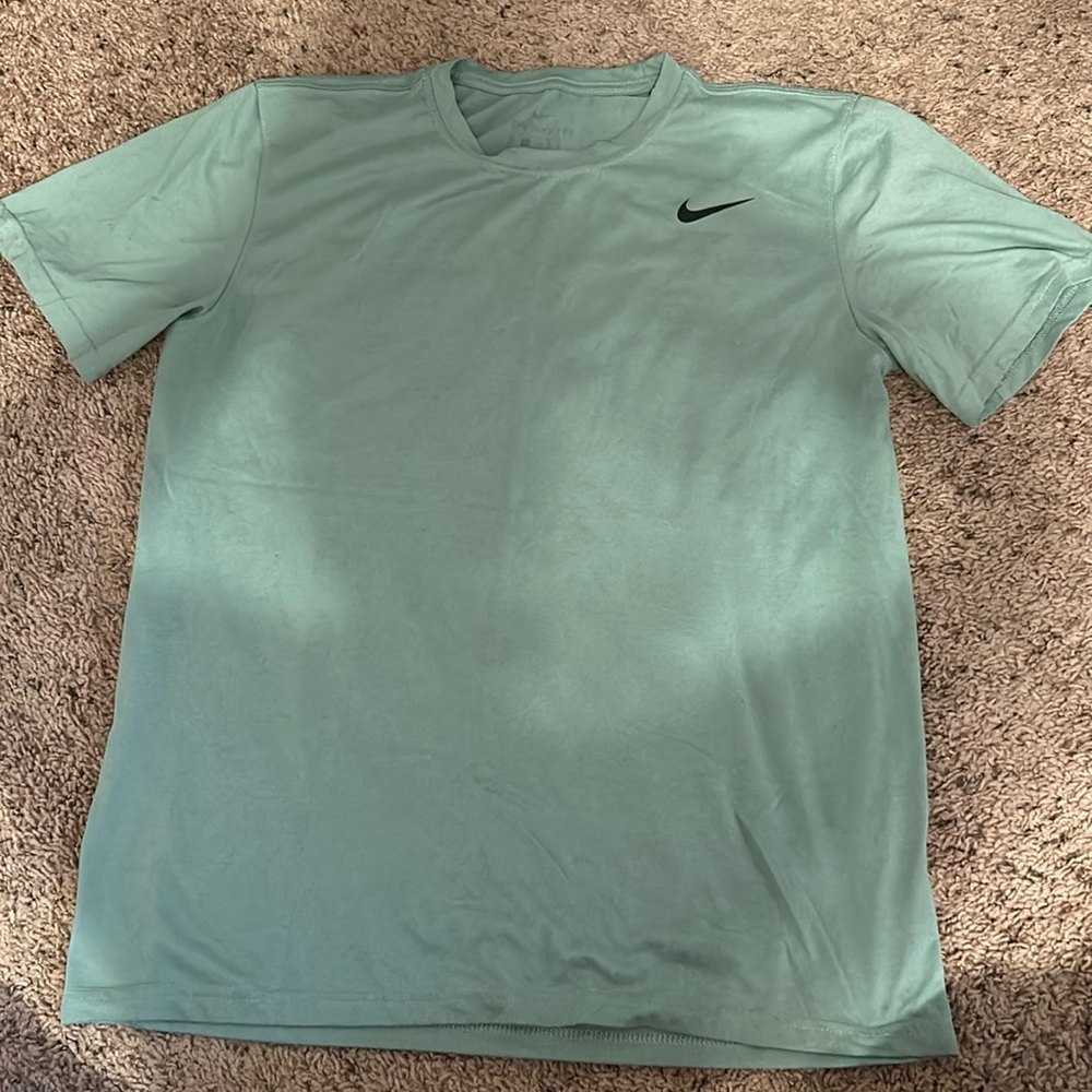 Men’s mint green NIKE dri-fit T-shirt.